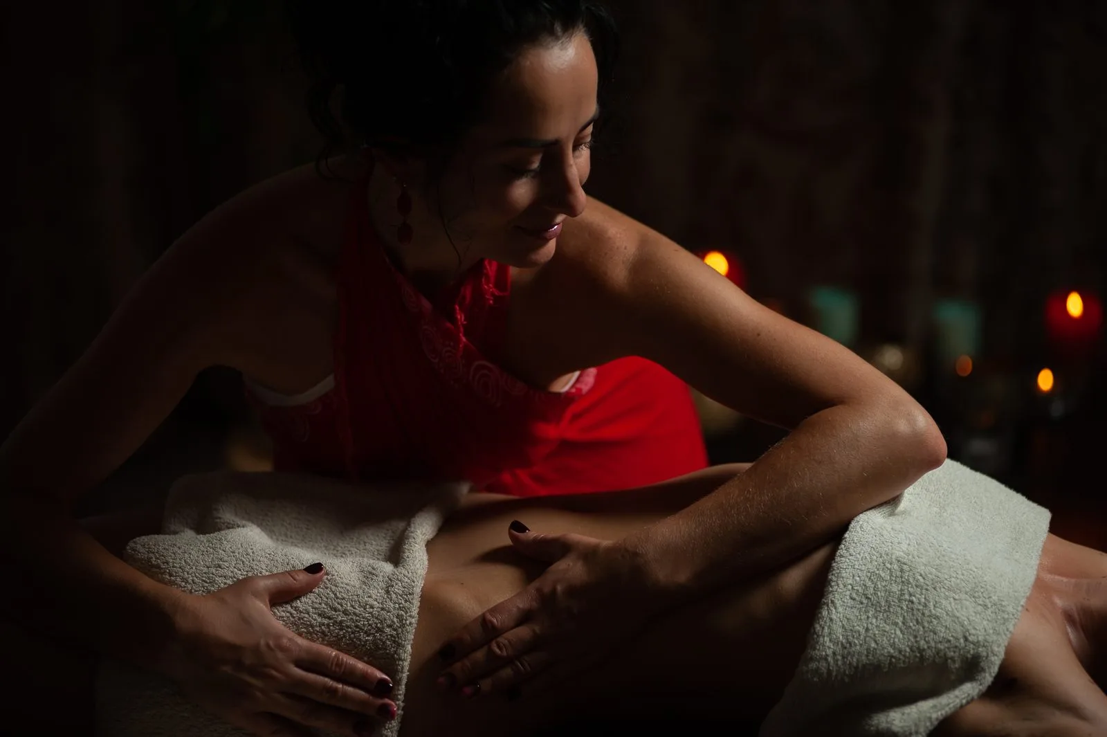Kvalitní erotický masážní salon v Praze — masérka při smyslné masáži